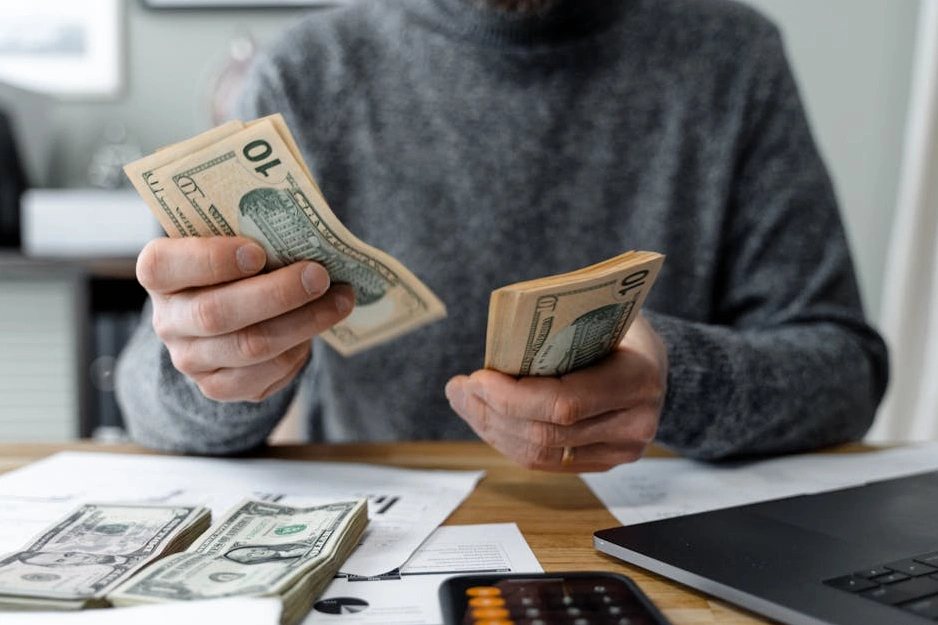 Finansal hedeflerini planlayan bir kişi